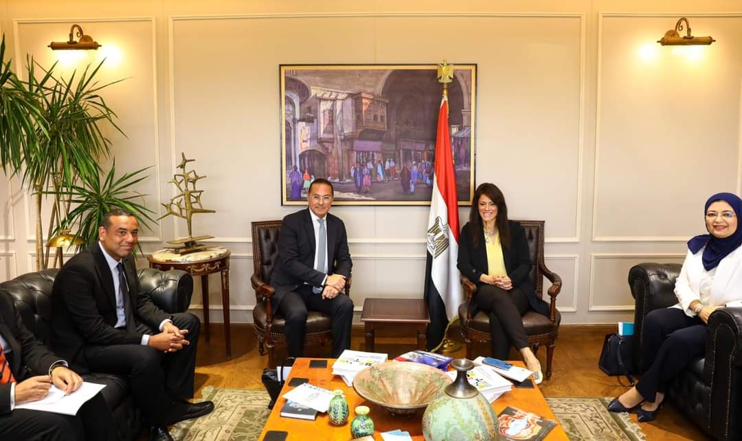 وزيرة التعاون الدولي تبحث مع المدير الإقليمي لمنظمة الأمم المتحدة المشروعات الخضراء وتنفيذ برنامج «نُوَفِّــي» 3 FB IMG 1712413256870